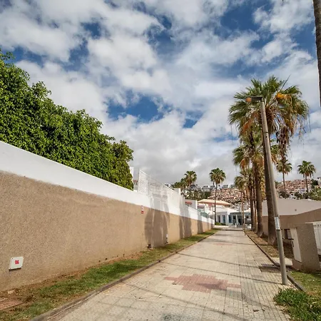 Island Village Szálloda *