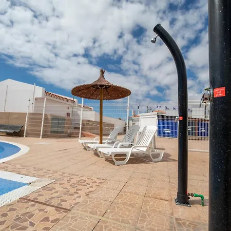 Szálloda Island Village *