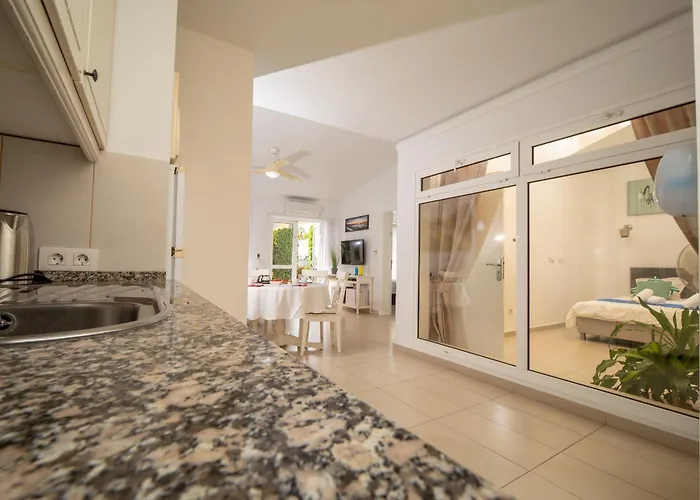 Island Village Szálloda *