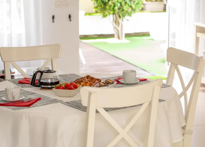 Szálloda Island Village *