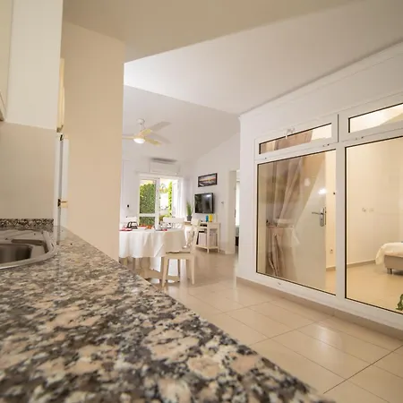 Island Village מלון *