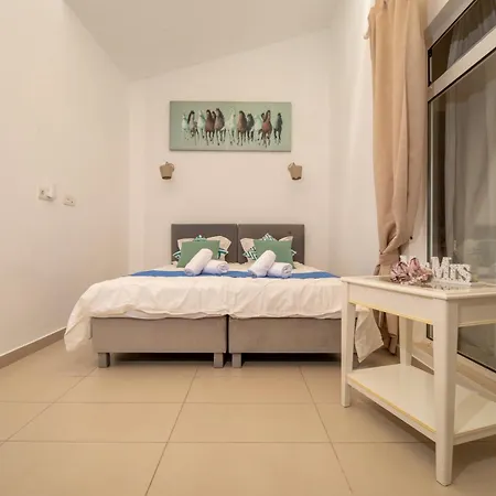 Island Village אדחה
