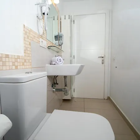 Island Village Hotel *